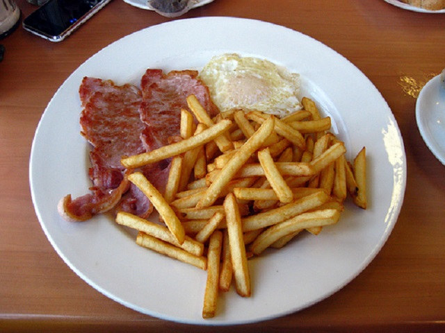 a�?My child likes chips and bacon for breakfasta��