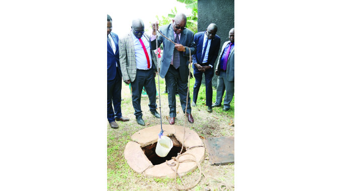 MINISTER TOURS CHOLERA HOTSPOT