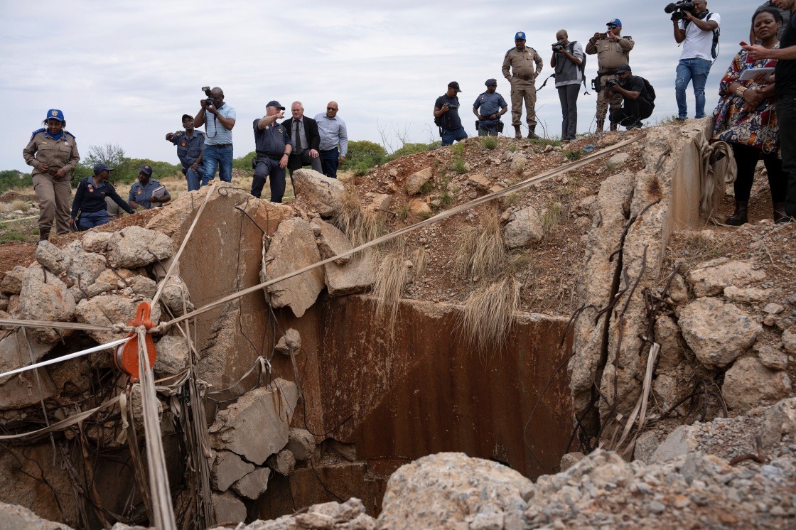 4 000 illegal miners spend months hiding undeground
