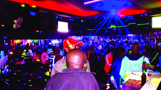 Nightclub bouncer ‘attacks client & steals cellphone’