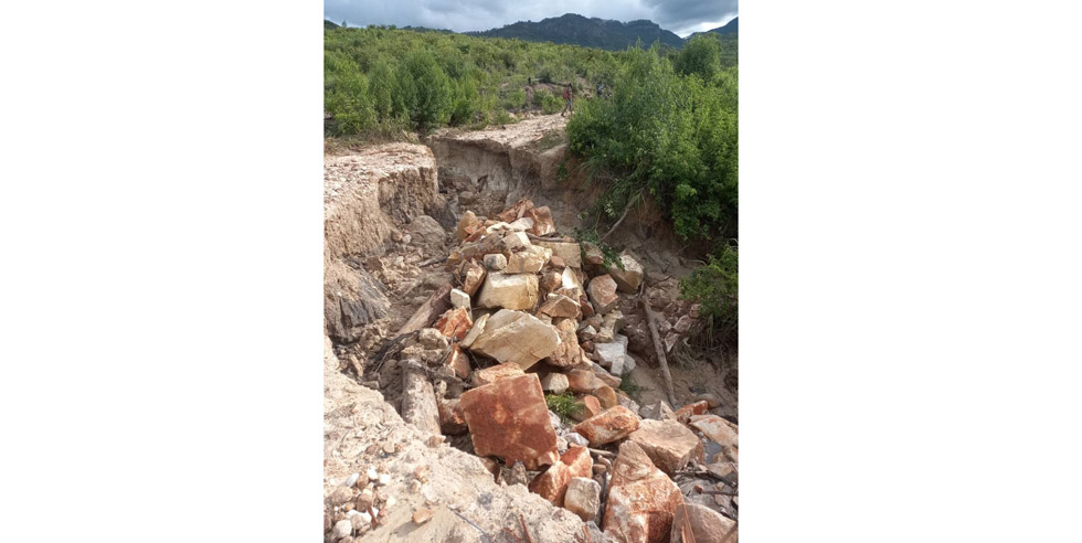The only road leading to Nyamukwarara Village was rendered impassable after recent heavy rains, leaving the community of over 1 000 people completely isolated