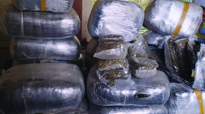 Duo nabbed by police with 200kg of dagga in transit
