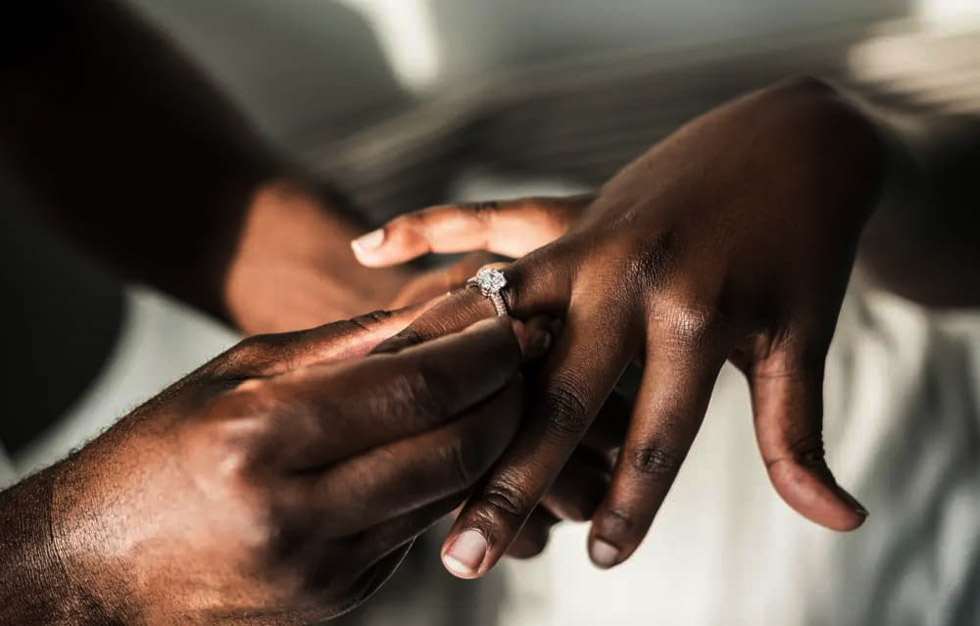 During the engagement, the groom’s family may provide gifts or tokens to the bride’s family as a sign of respect