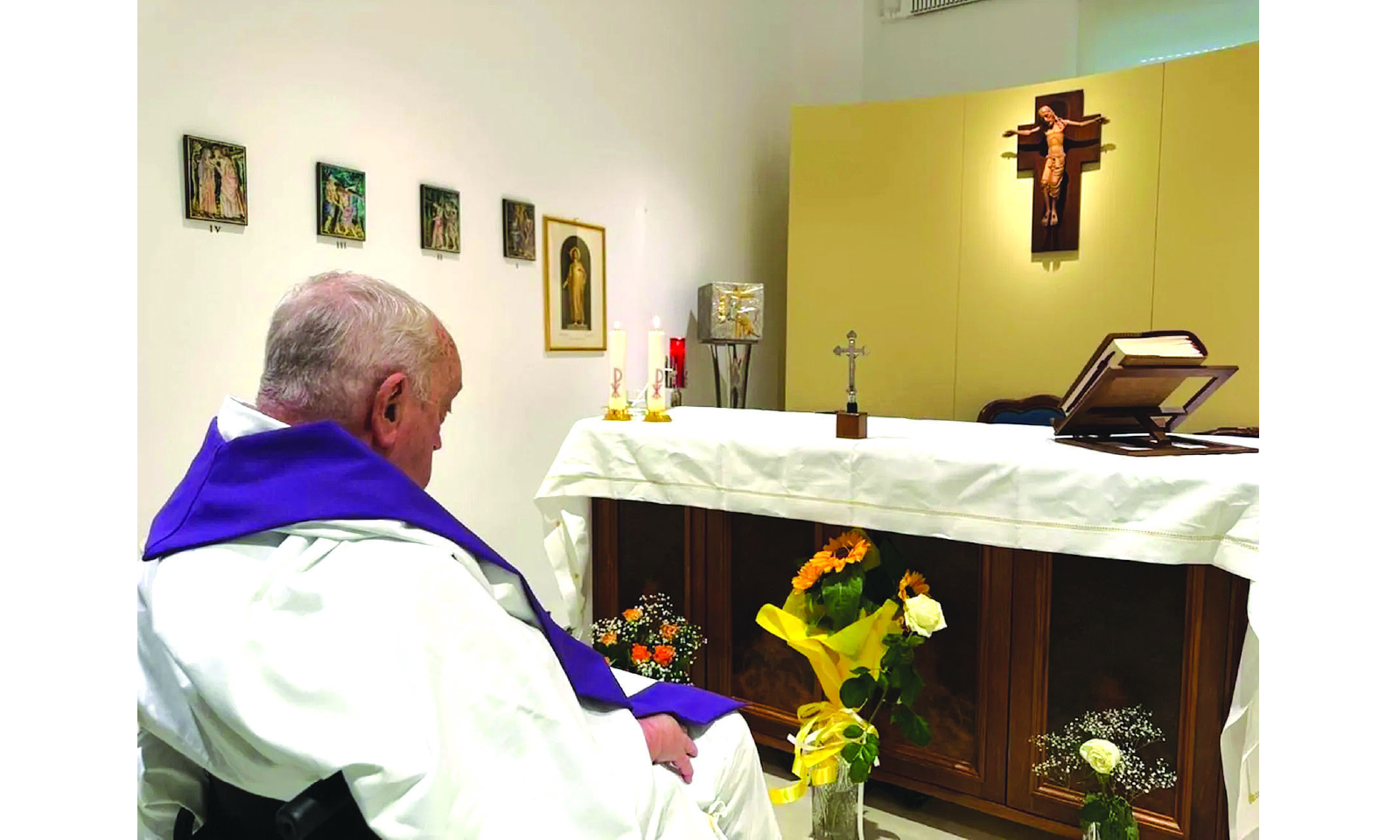 POPE SPENDING BRIEF MOMENTS WITHOUT SUPPLEMENTARY OXYGEN