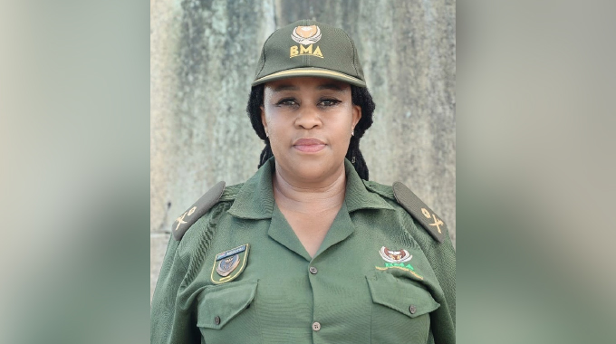 BRIBE AT THE BORDER! Immigration duo nabbed in dirty deal with smuggler – busted with body cams rolling!
