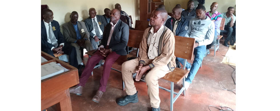 Headman Chitsike (left) and Sabhku Mawuye in Chief Makoni's court