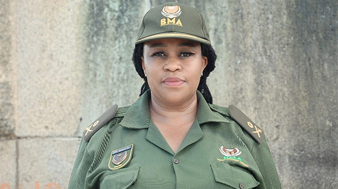 BRIBE AT THE BORDER! Immigration duo nabbed in dirty deal with  smuggler – busted with body cams rolling!