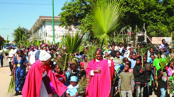 Hundreds commemorate Palm Sunday