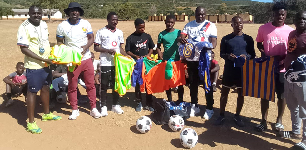 FOR THE LOVE OF THE COMMUNITY . . . Transport entrepreneur and Western Academy owner, Moleck Machocho (fourth from right) poses for a picture with (from left) academy coach, Godfrey Chimana, Buffaloes assistant coach, Collins ‘Sete’ Muzawazi, Western Academy players and Buffaloes players as well as fellow Buffaloes technical department member, Patrick ‘Fancho’ Alfasi (far right) at Mhakwe Secondary School ground last Sunday