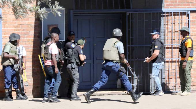 6 hostages rescued from armed robbers