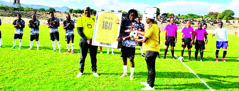PRIZE FOR LOYALTY . . . Manica Diamonds right back, Lawrence Masibera last weekend got a befitting recognition from his club after attaining 160 matches playing for the club. In the picture, club secretary general, Sugar Chagonda (left) and chairman, Masimba Chihowa (right) present the token of appreciation to Masibera
