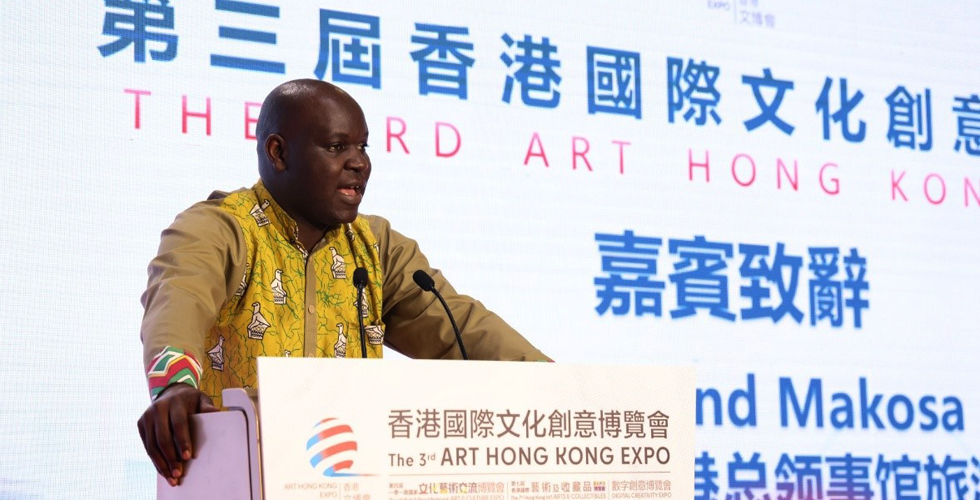 Mr Desmond Makosa, Zimbabwe’s tourism attaché to Hong Kong and Macau SARs delivers the Consul General’s remarks at the Hong Kong Art Expo