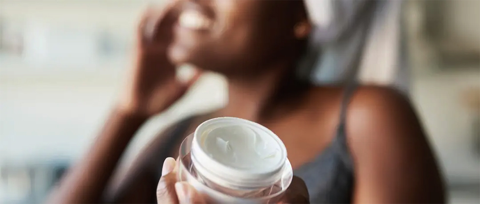 There are many ways to prevent or relieve the symptoms of dry skin during winter