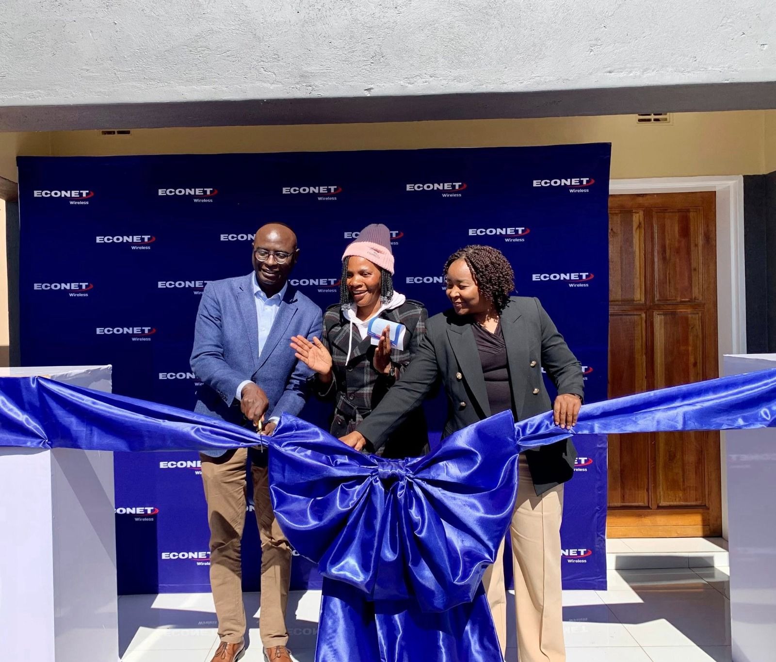 Econet concludes promo with prize handover