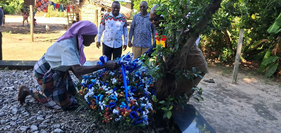 Nhangau Shrine caretaker, Mbuya Maria Nzai lays wreaths at the shrine, while Minister of State for Manicaland Provincial Affairs and Devolution, Advocate Misheck Mugadza assists her
