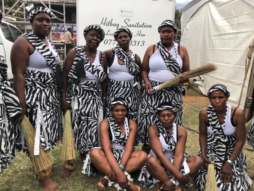 Impelaviki yenjabulo iphetha ngosizi, kusifa amalunga eSekusile Sitshikitsha Dance Group