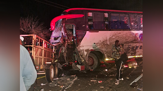 BLOODY N1 HORROR: Zimbabwe Bus driver dies, 8 injured in fiery Musina crash