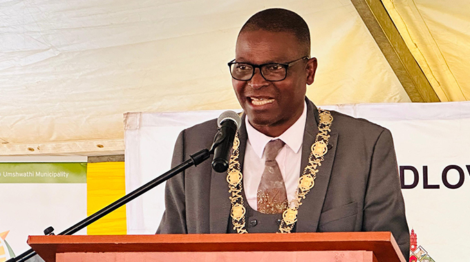 Kusolwa abatshayeli bezimota ezithwala abafundi ngokubamithisa
