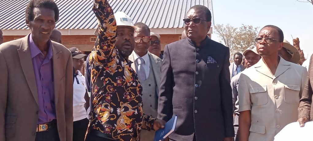 Special Advisor to the President, Joram Gumbo, tours US$200 000 Globe and Phoenix Primary School project in Kwekwe