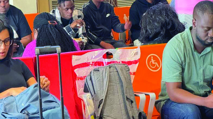 South African artist Eemoh recently faced a travel mishap that led to the cancellation of his show at Phoenix Shisanyama in Gwanda, Zimbabwe yesterday.