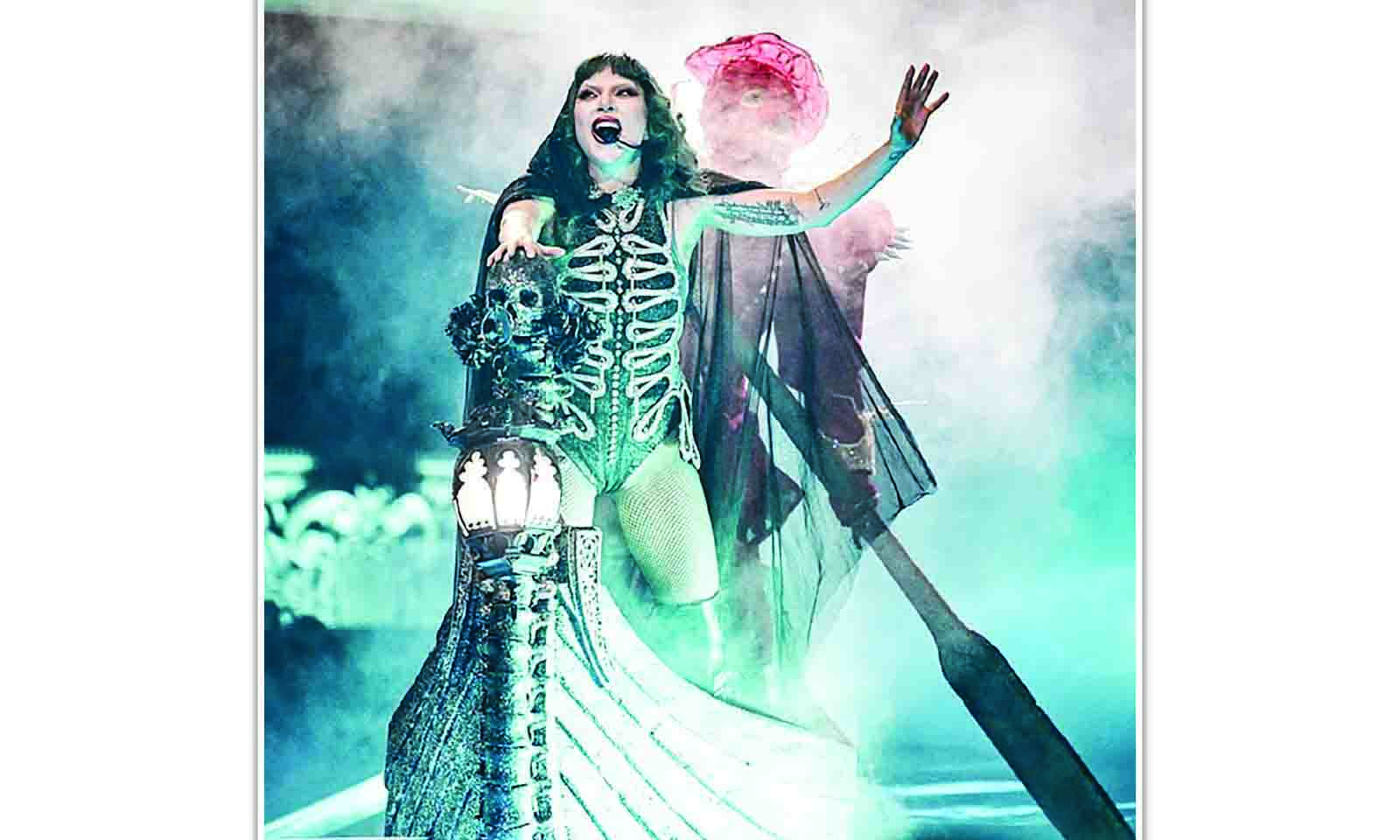 Mayhem as lady gaga  starts uk tour in style