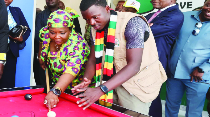 First Lady takes medical outreach to Zvishavane… distributes food hampers to elderly women