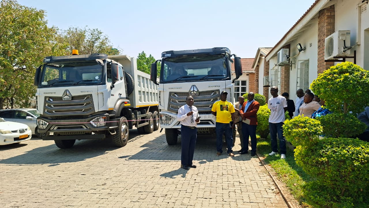 Government provides tipper, refuse compactor to Beitbridge Municipality
