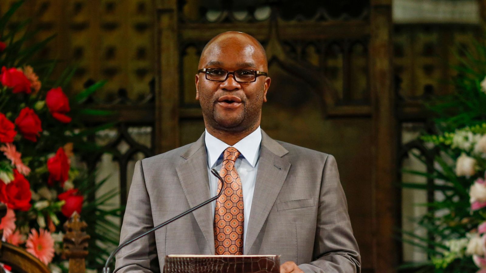 Ezitshaqisayo kutshona uNathi Mthethwa ehoteleni eFrance