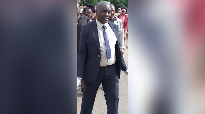 BULAWAYO COUNCILLOR SCAMS VENDORS: 14 fleeced of US$200 each