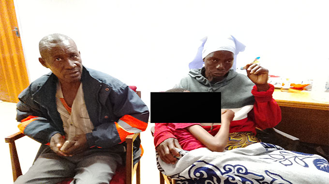 Mwanasikana (4) anoerekana apfumbatiswa tsvina yemunhu mumaoko