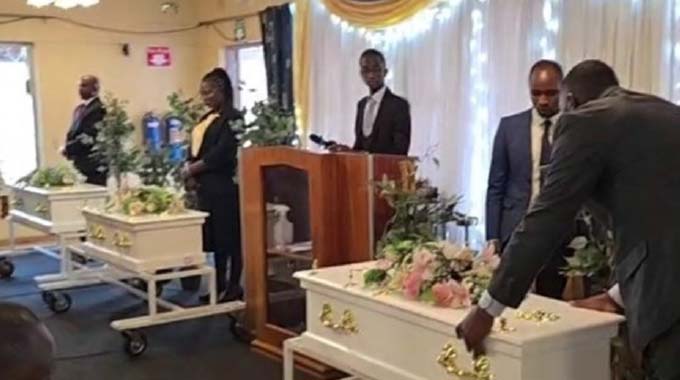 USIZI! Kubekwa ingane ezatholakala zifile emoteni