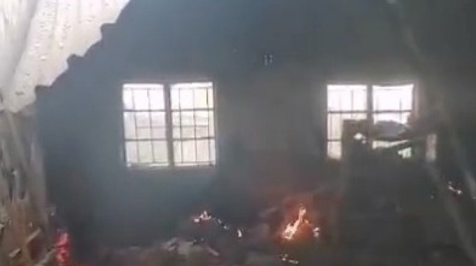 Kubotshwe abafundi abasolwa ngokutshisa isikolo