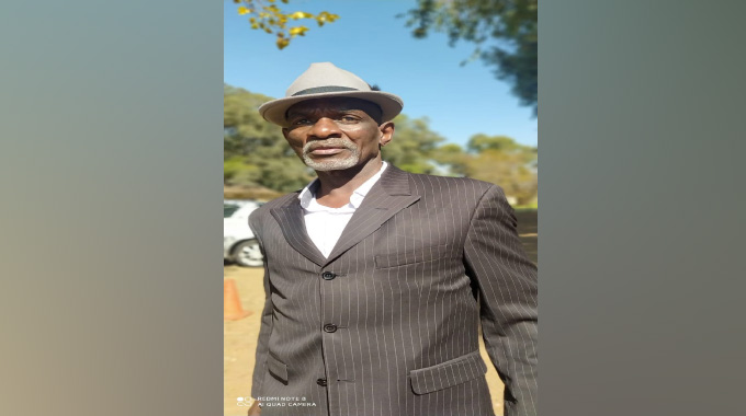 SMOKE AND MIRRORS BOWS OUT IN STYLE. . . Bulawayo star Ernest Ndlovu leads final twist