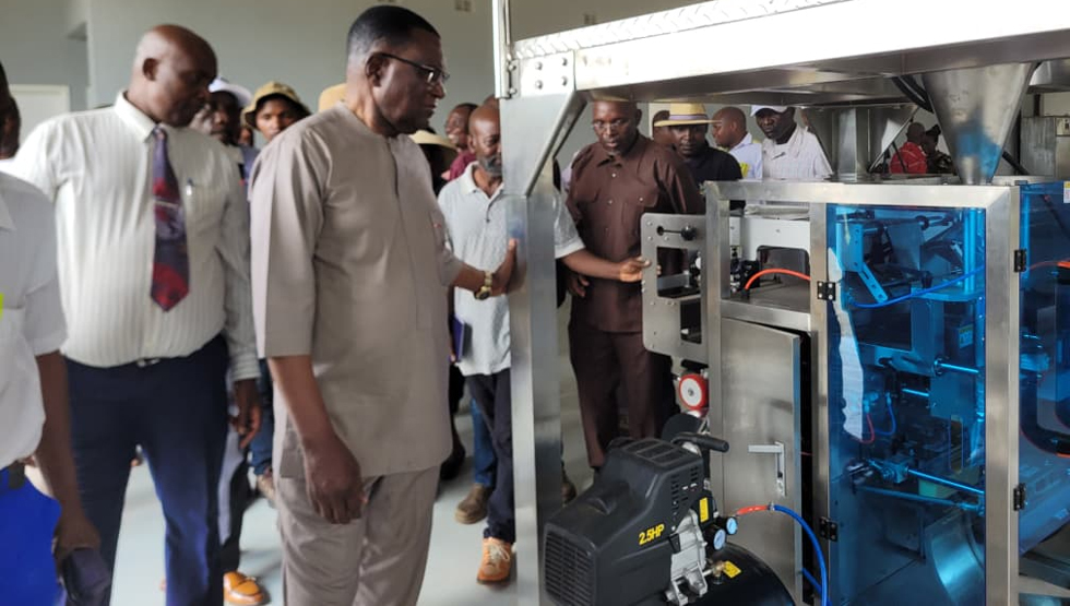 Dr Gumbo tours the Hauna Fruit and Vegetable Processing Plant