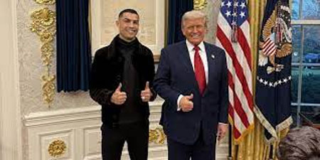 Ronaldo poses with Trump in the Oval Office on his meeting with the US President