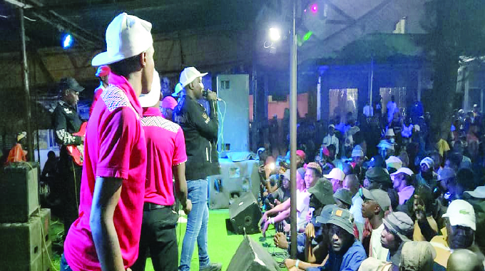 Martin Sibanda, Mr Bones thrill fans in epic live music clash