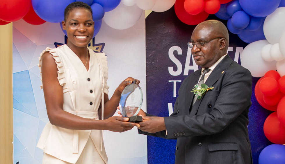 Santa Queens awards players