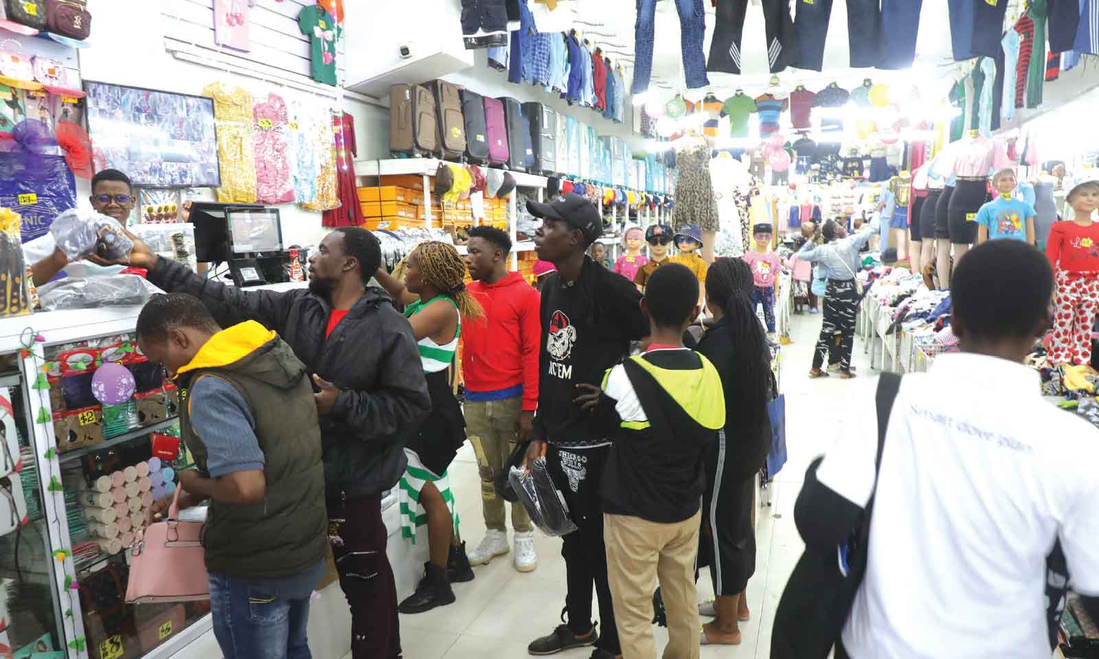 Thousands brave rains for  last-minute Christmas shopping