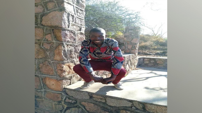 Madzibaba vakanda nyoka, ndokutsotsa maneja webhanga US$3 000, Toyota Hilux neToyota Aqua