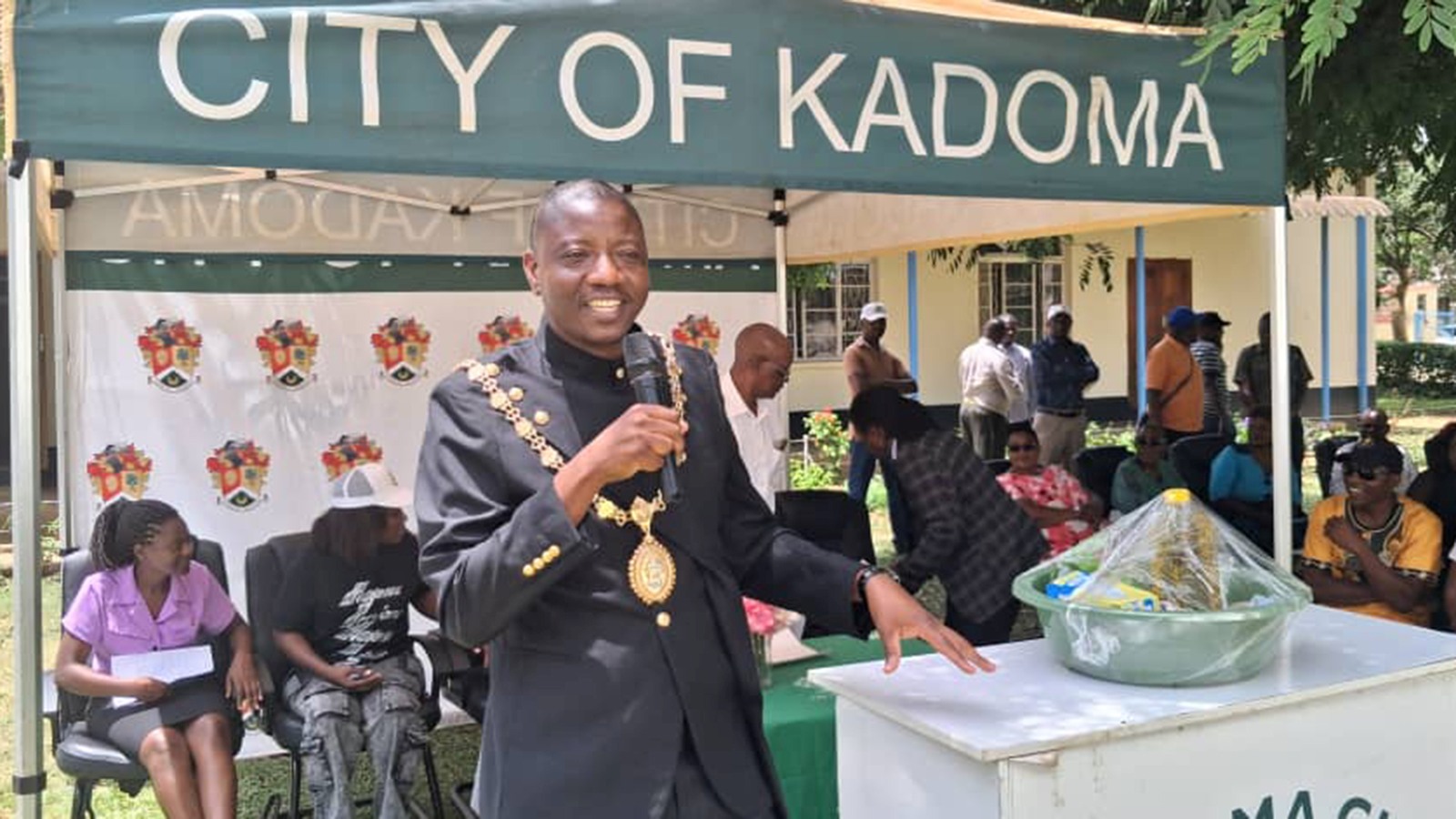 Kadoma mayor hands out goodies to over 300 vulnerable residents