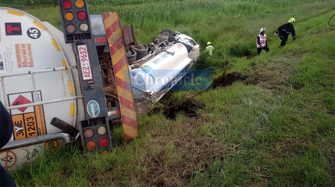 Fuel tanker carrying 40 000 litres of petrol crashes near Mahatshula Bridge