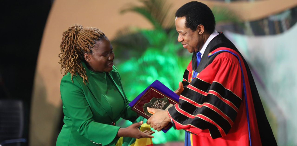 Yvonne Tsumbirani receives her award from renowned cleric, Rev Dr Chris Oyakhilome, founder of the Future Africa Leaders Foundation (FALF)