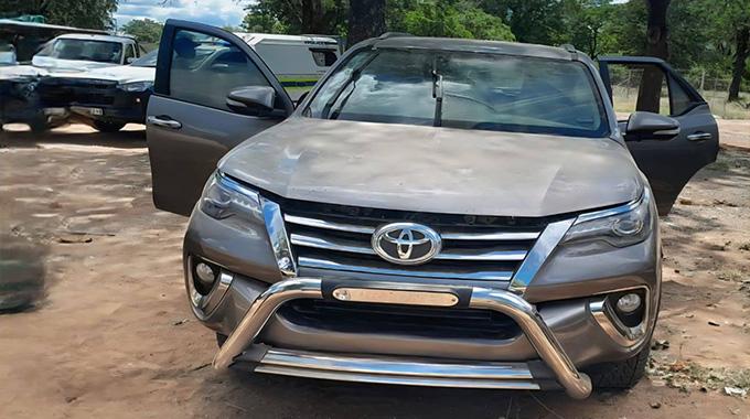 SANDF recovers two vehicles being smuggled in flooded Limpopo River into Zimbabwe
