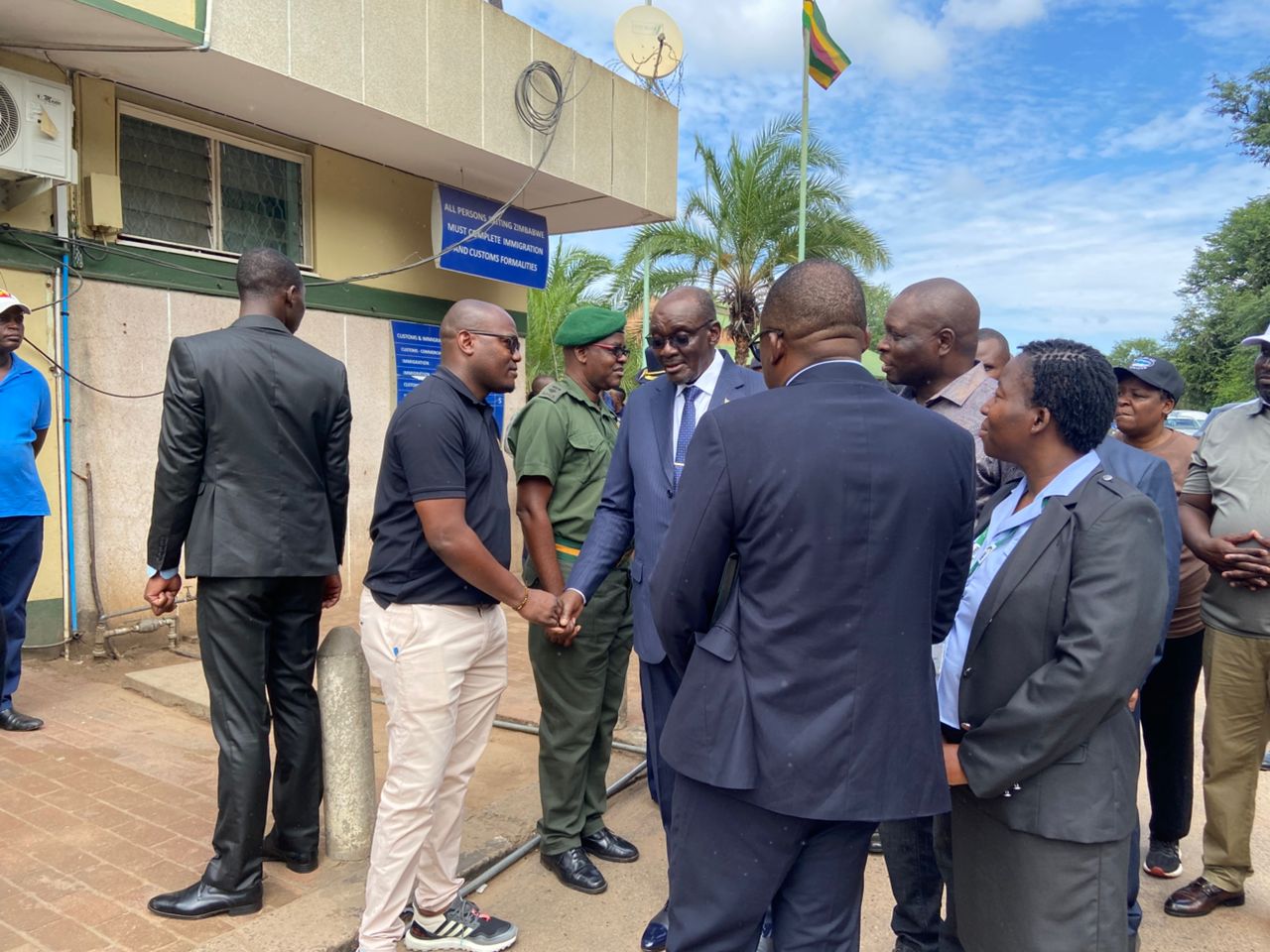 VP Mohadi tours Victoria Falls border post