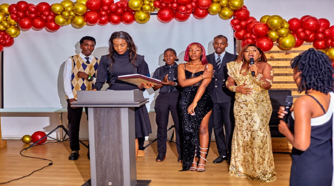 Red carpet rolls out for poets