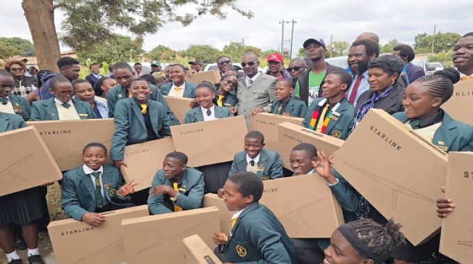 Presidential gift charms  headman, junior legislators