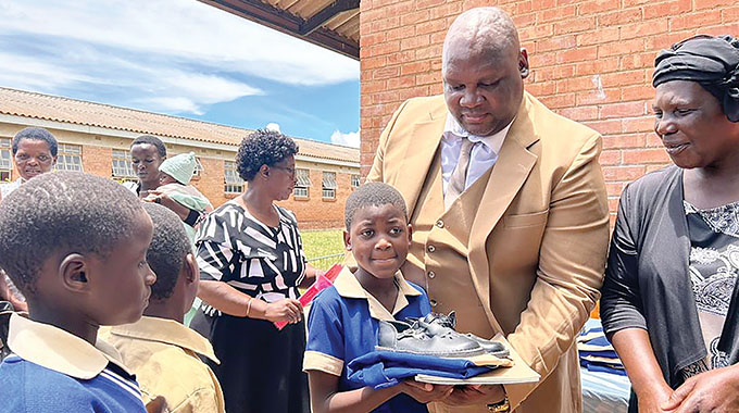 Nketa honours teachers, donates to needy learners
