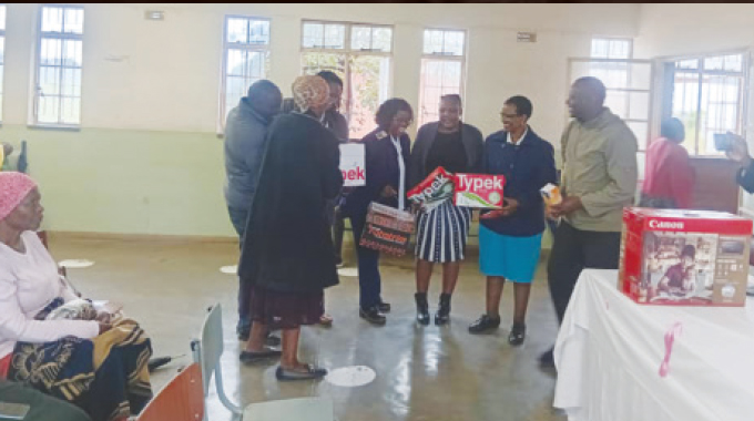 Entumbane residents donate to their local clinic