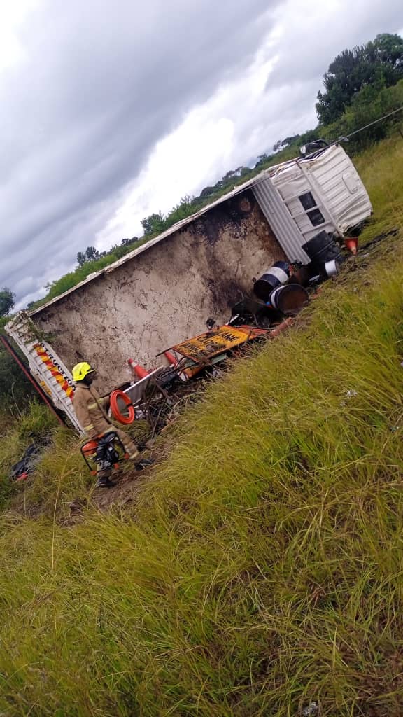 One dead in truck overturn accident on Matopos Road