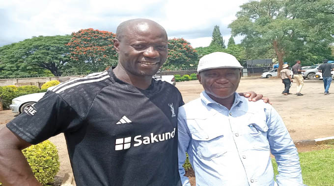 REUNION OF STRIKERS!..Benjani meets old Bosso mate